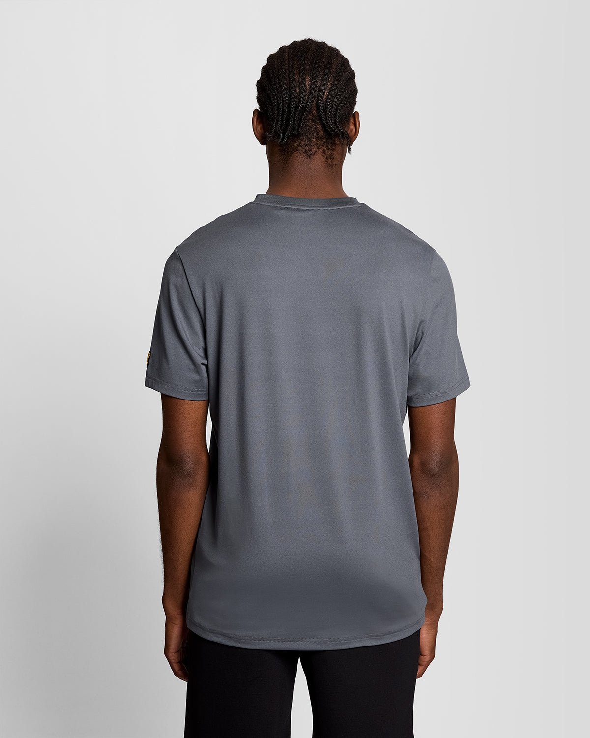 Un homme porte un t-shirt avec un logo sur la poitrine dans un avion en turbulences