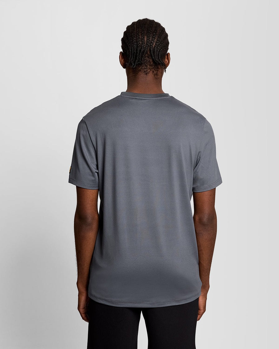 Un homme porte un t-shirt avec un logo sur la poitrine dans un avion en turbulences