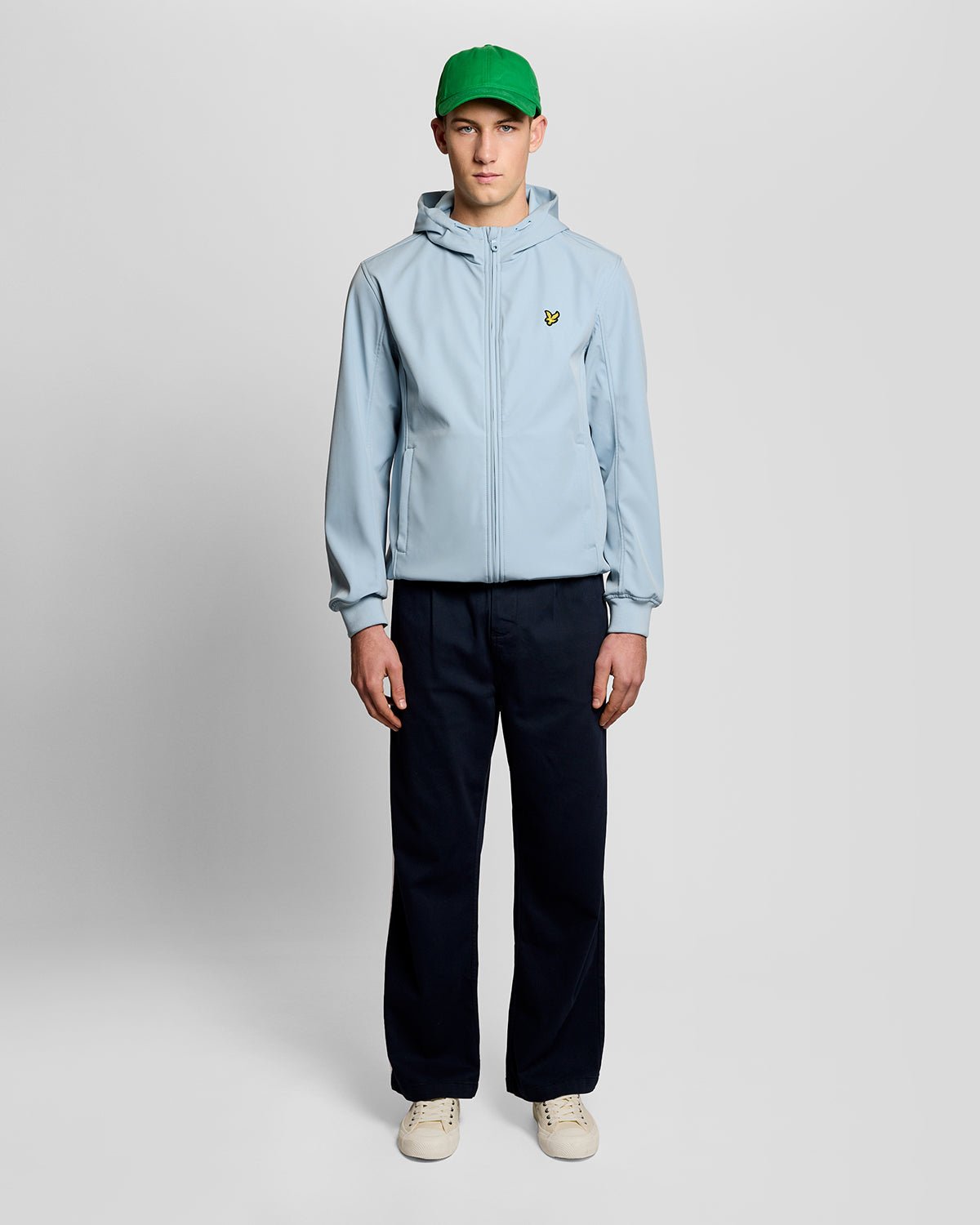 Homme portant une veste softshell doublée de maille, couleur bleu opale