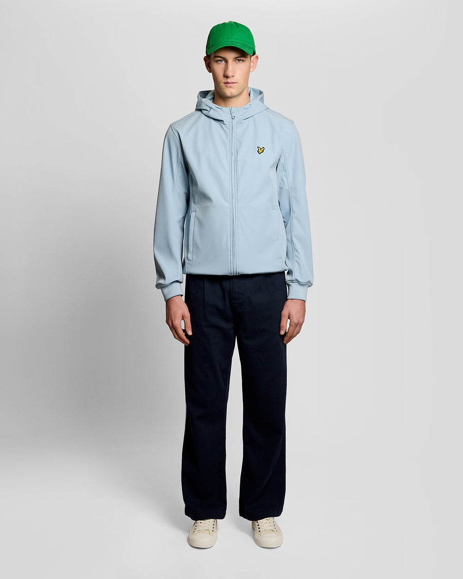 Homme portant une veste softshell doublée de maille, couleur bleu opale