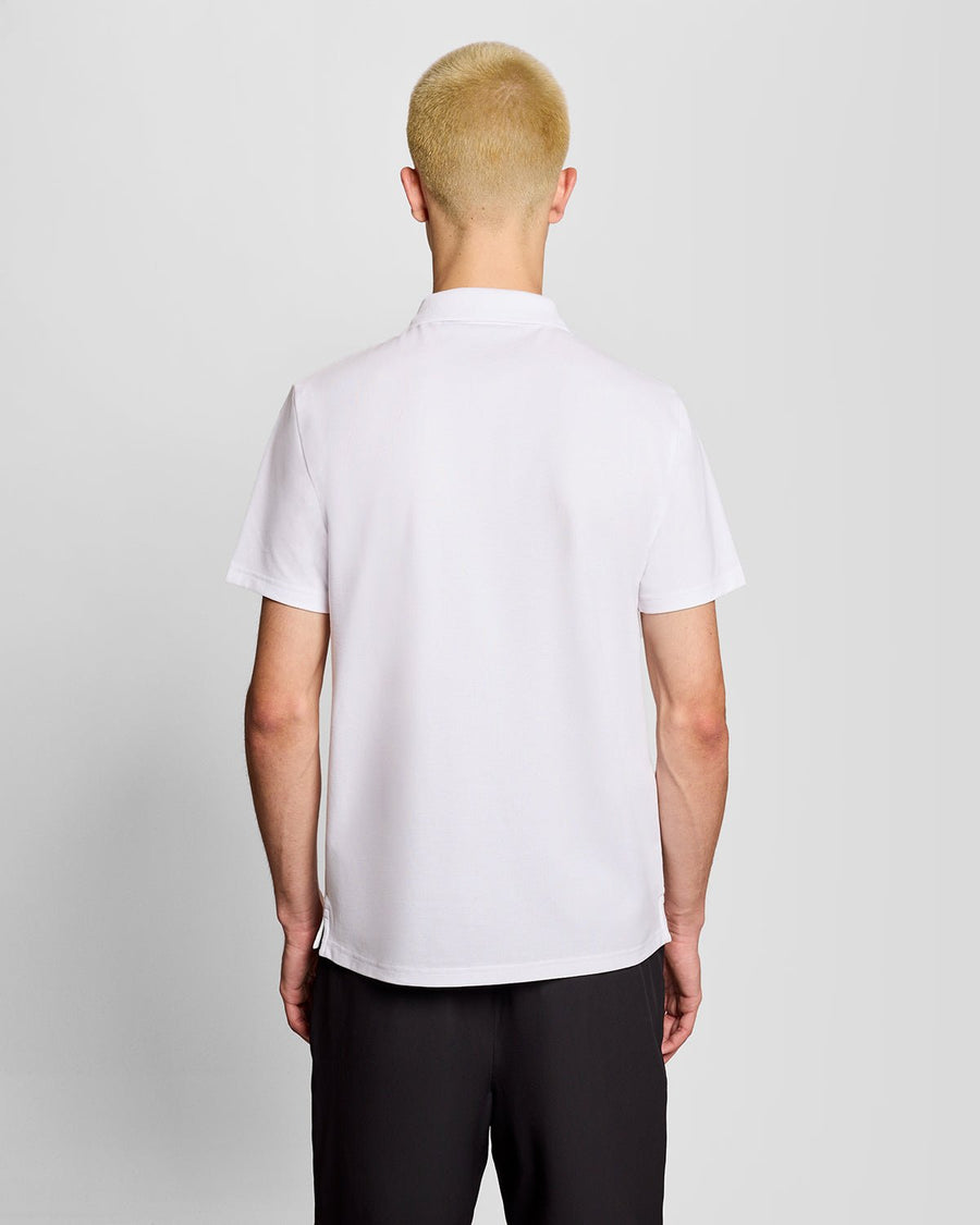 Un homme porte un polo de sport blanc