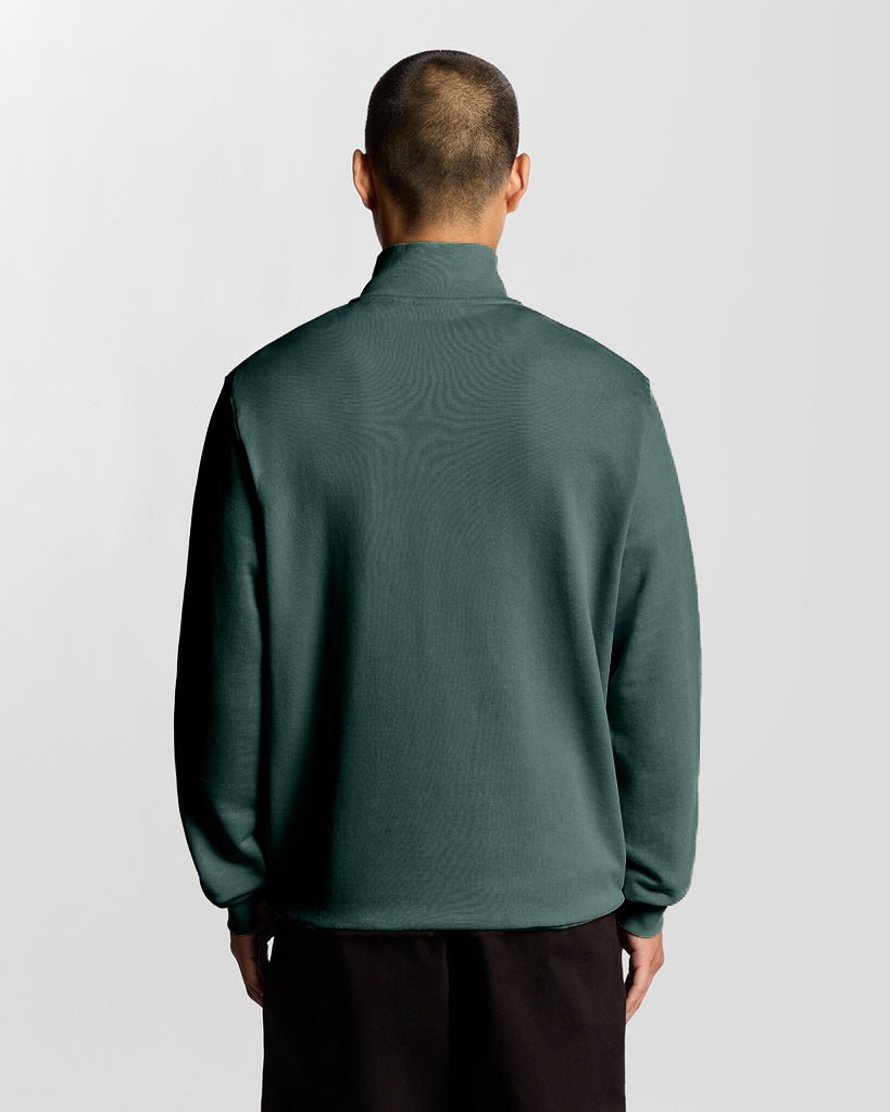 Man draagt een Everyday katoenen sweatshirt met 1/4-rits in de kleur Silver Pine