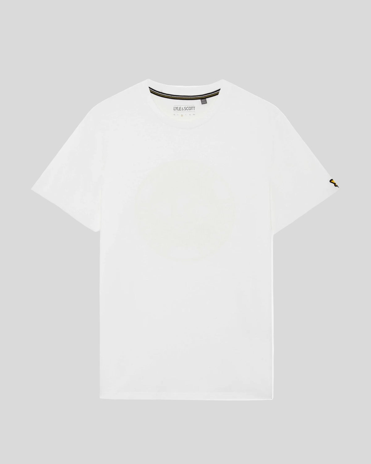 Homme portant un t-shirt blanc avec le logo graphique « Sports Redefined »