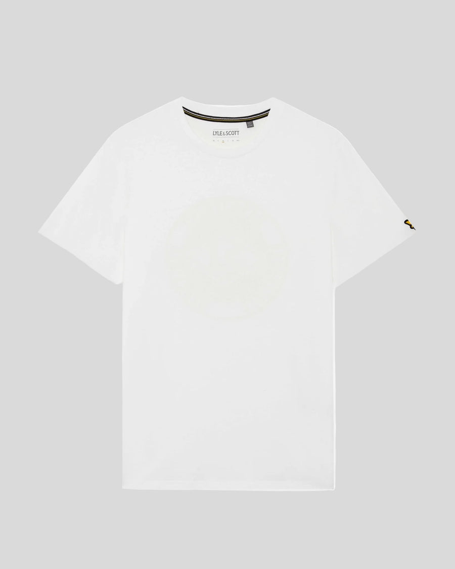Homme portant un t-shirt blanc avec le logo graphique « Sports Redefined »