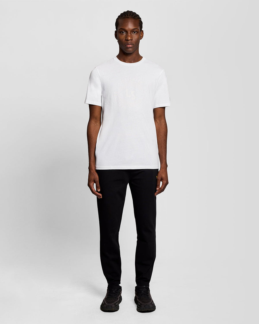 Homme portant un t-shirt blanc avec le logo graphique « Sports Redefined »