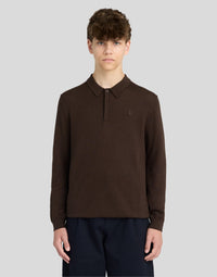 Junge trägt ein langärmeliges Baumwoll-Poloshirt in der Farbe „Ebony“