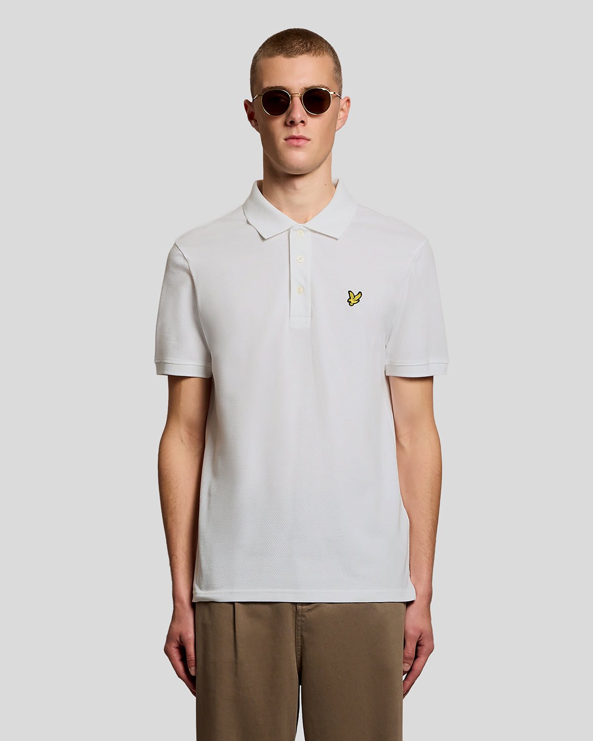 Homme portant un polo jacquard texturé blanc