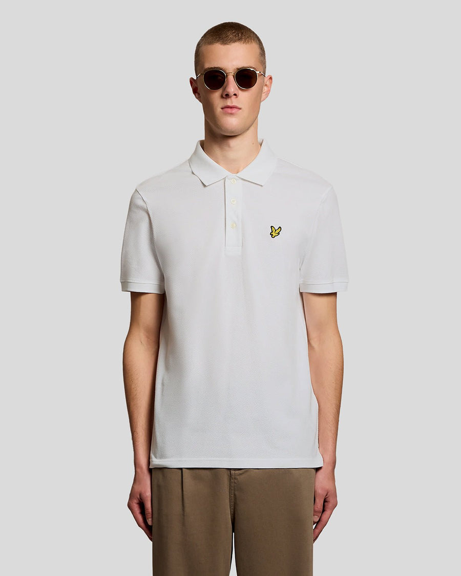 Homme portant un polo jacquard texturé blanc