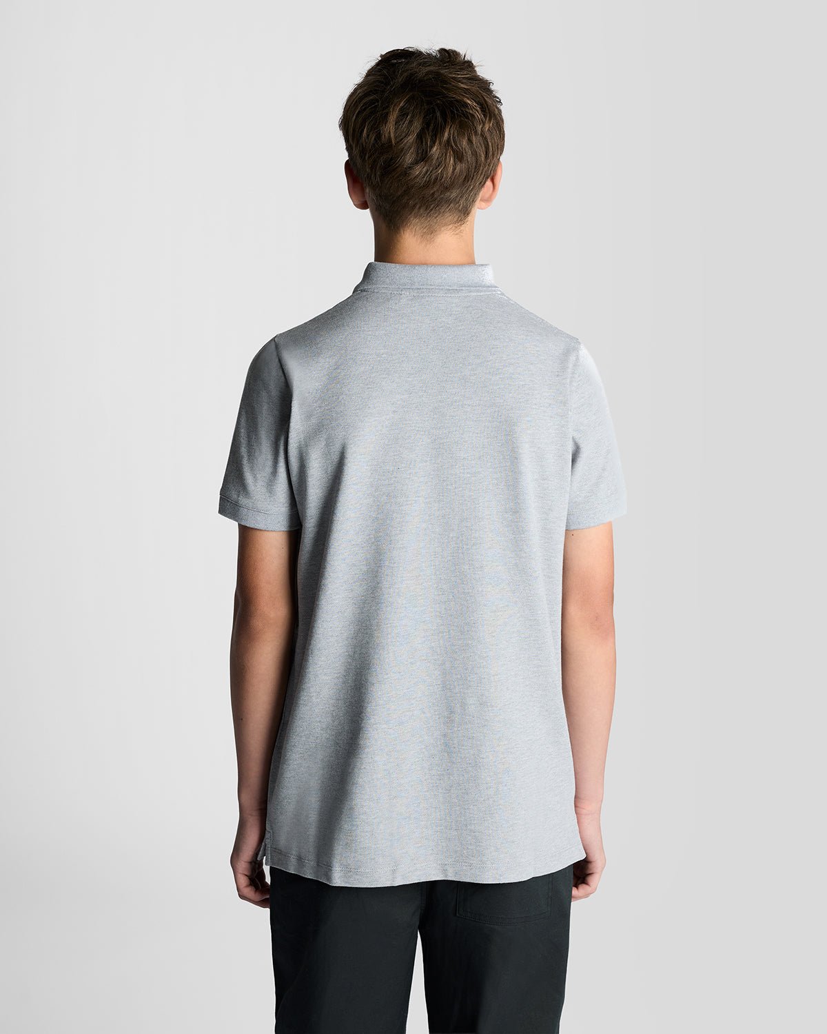 Homme portant un polo en coton gris clair chiné