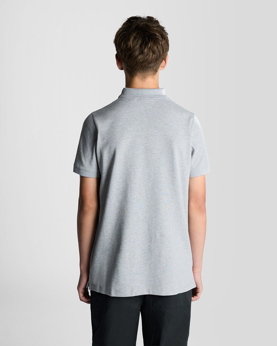 Homme portant un polo en coton gris clair chiné