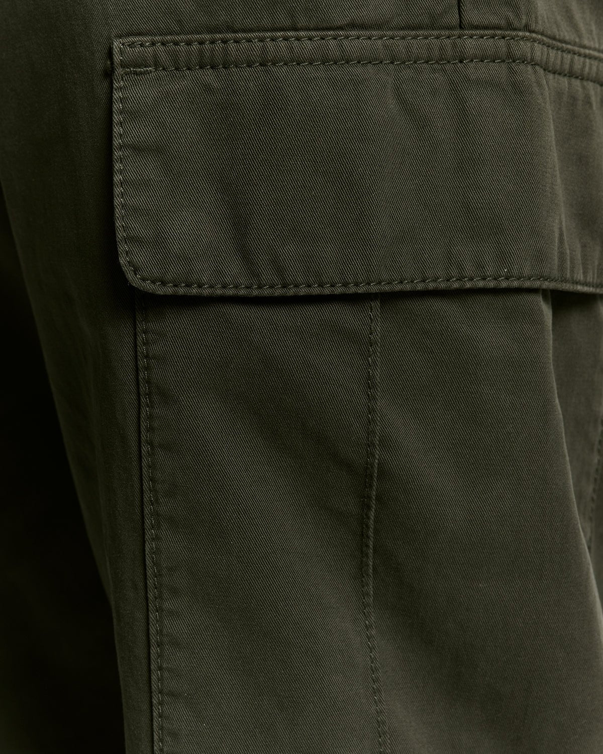 Homme portant un pantalon cargo à poches, couleur olive