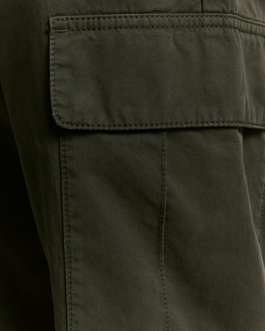 Homme portant un pantalon cargo à poches, couleur olive