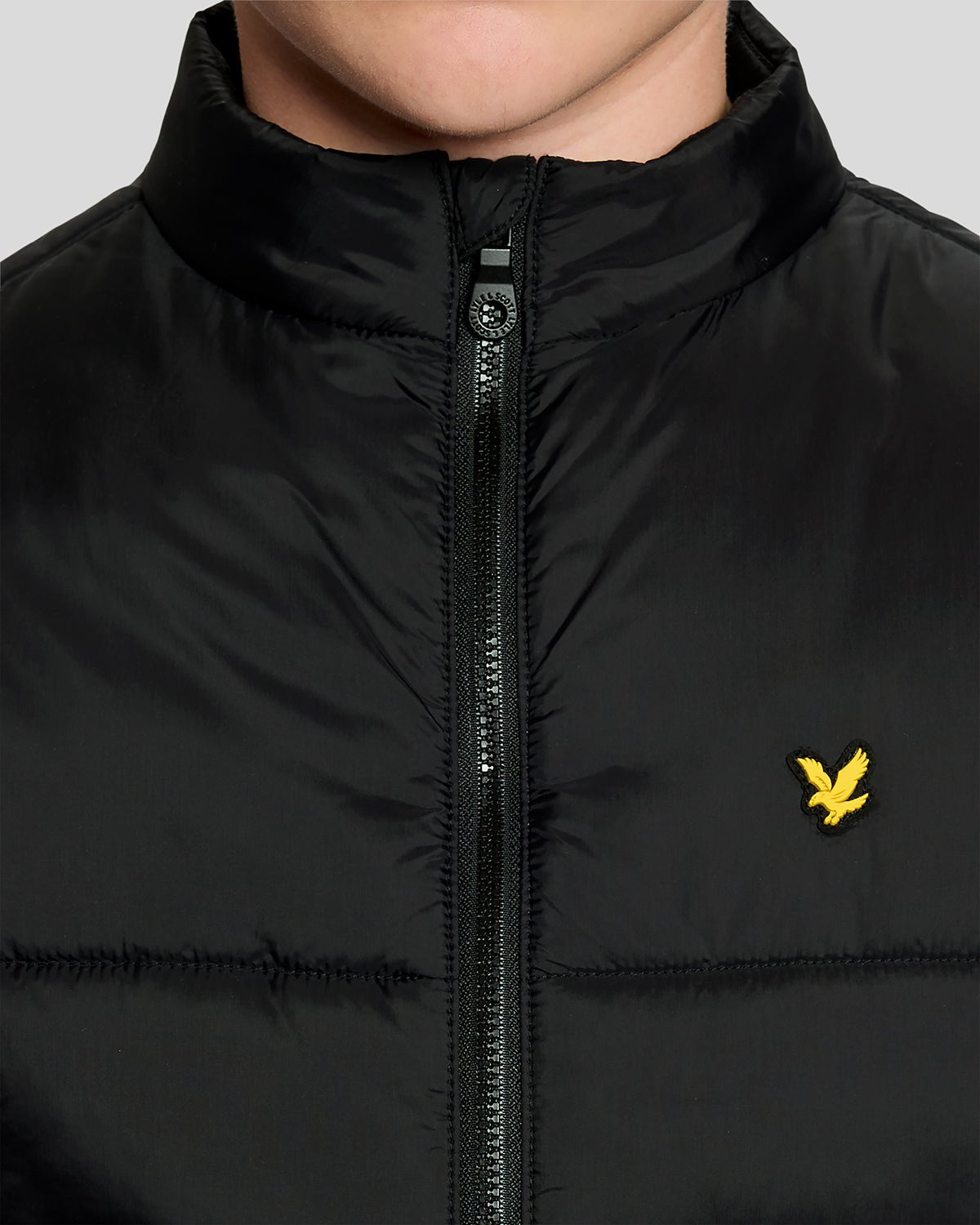 Uomo con gilet sportivo in nero corvino