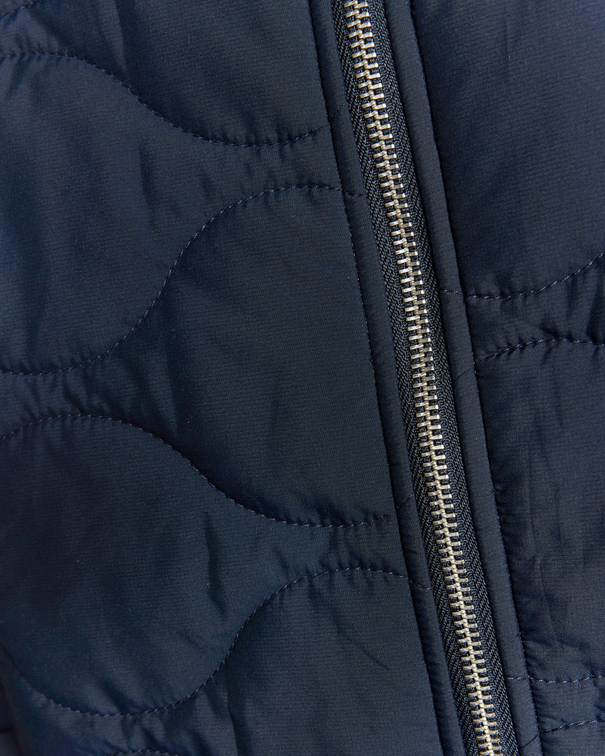 Homme portant une veste matelassée ripstop imperméable, bleu marine foncé