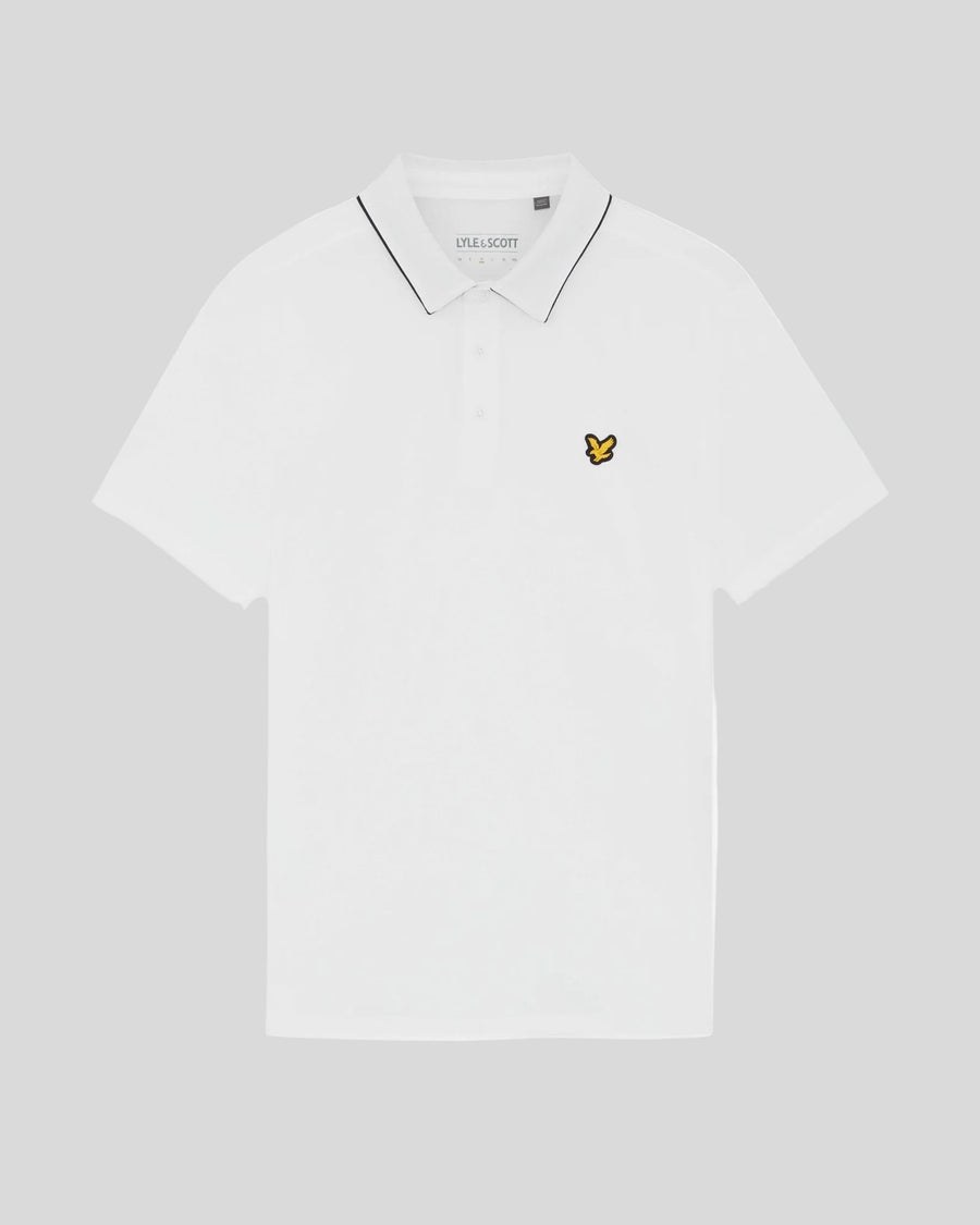 Homme portant un polo à col contrasté blanc