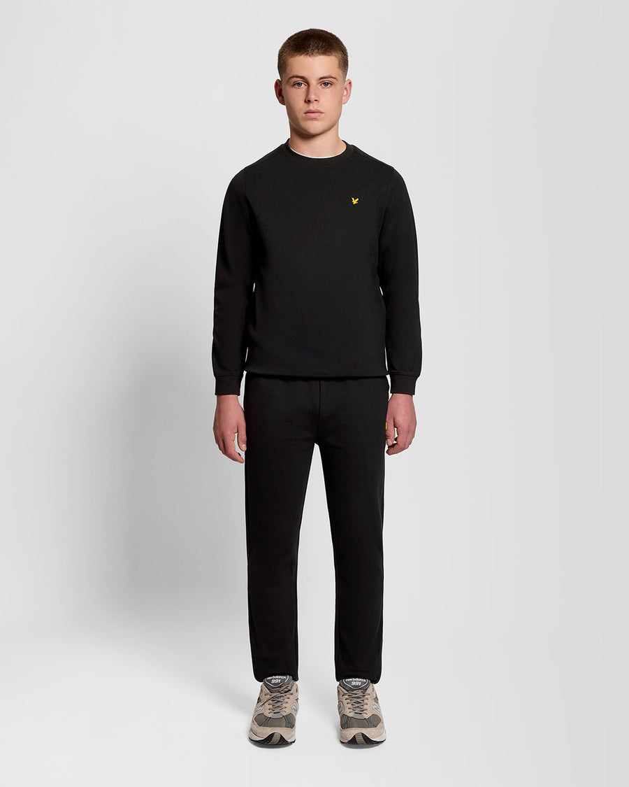 Homme portant un sweat-shirt léger de sport noir de jais