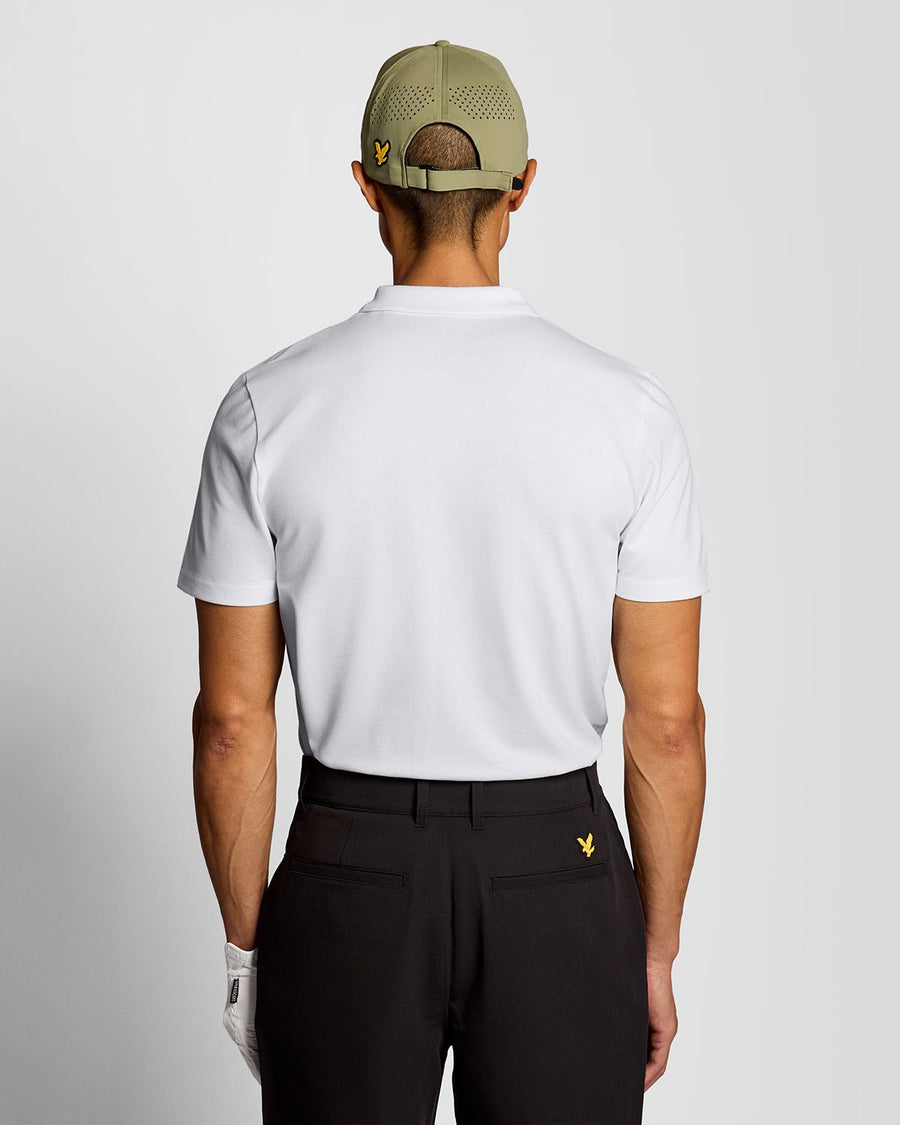 Uomo con polo tecnica bianca