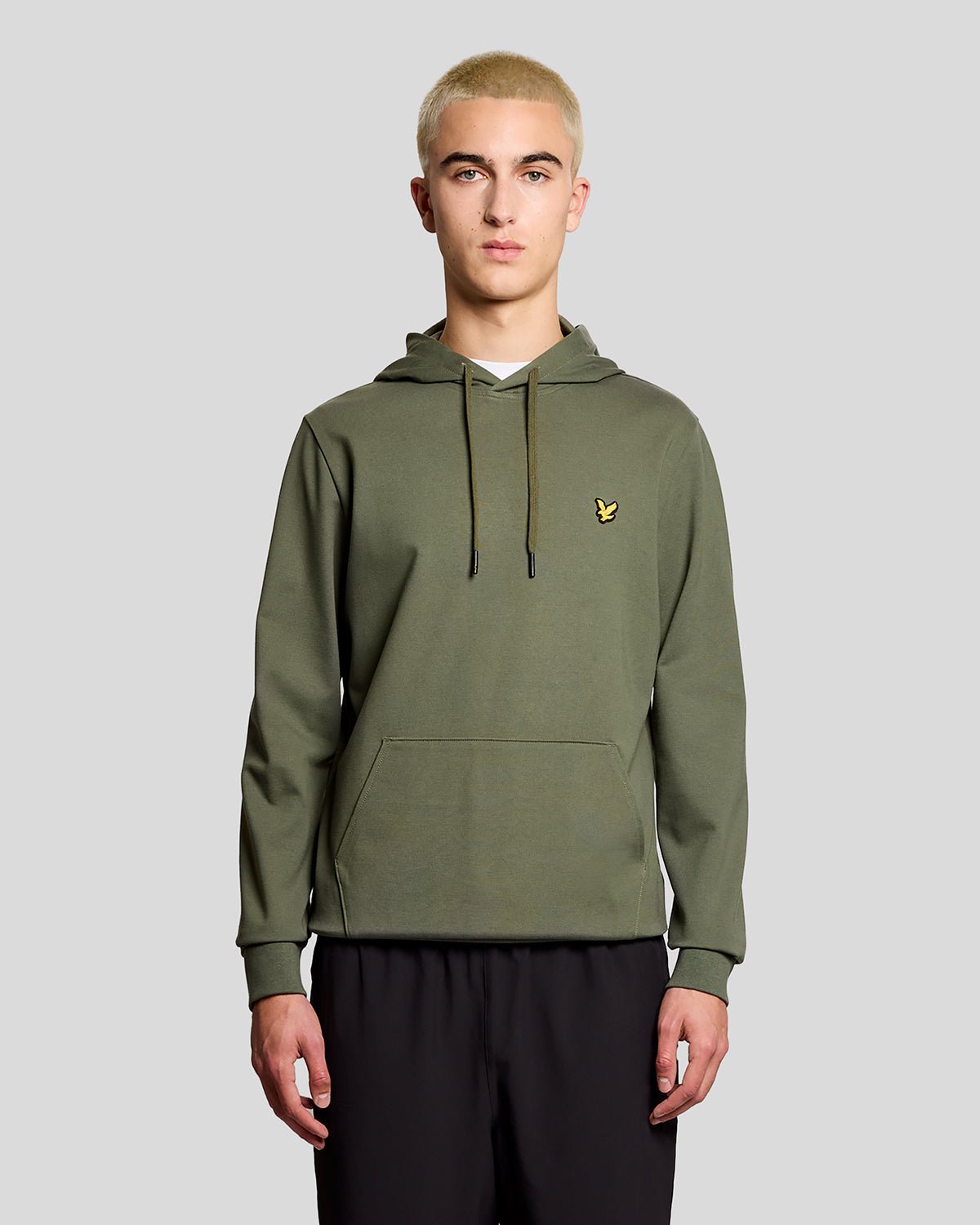 Homme portant un sweat à capuche léger de sport vert cactus