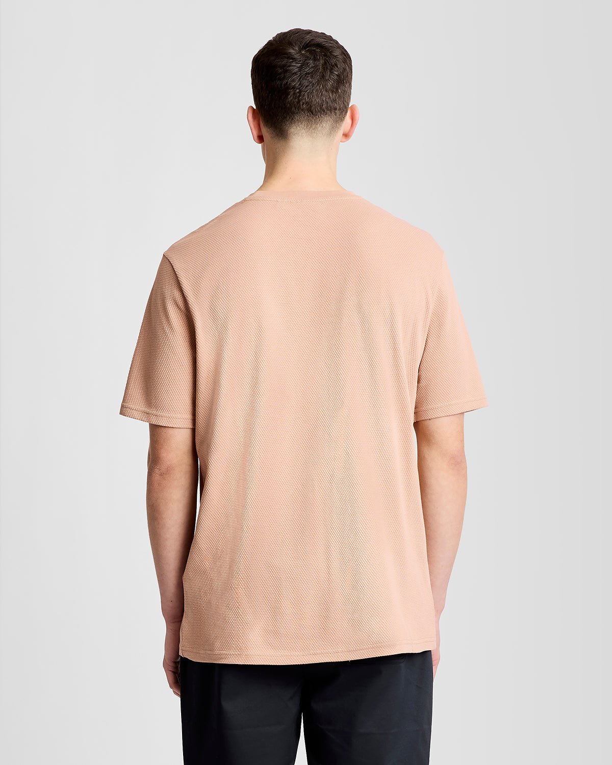 Un homme porte un t-shirt en jacquard texturé couleur orge