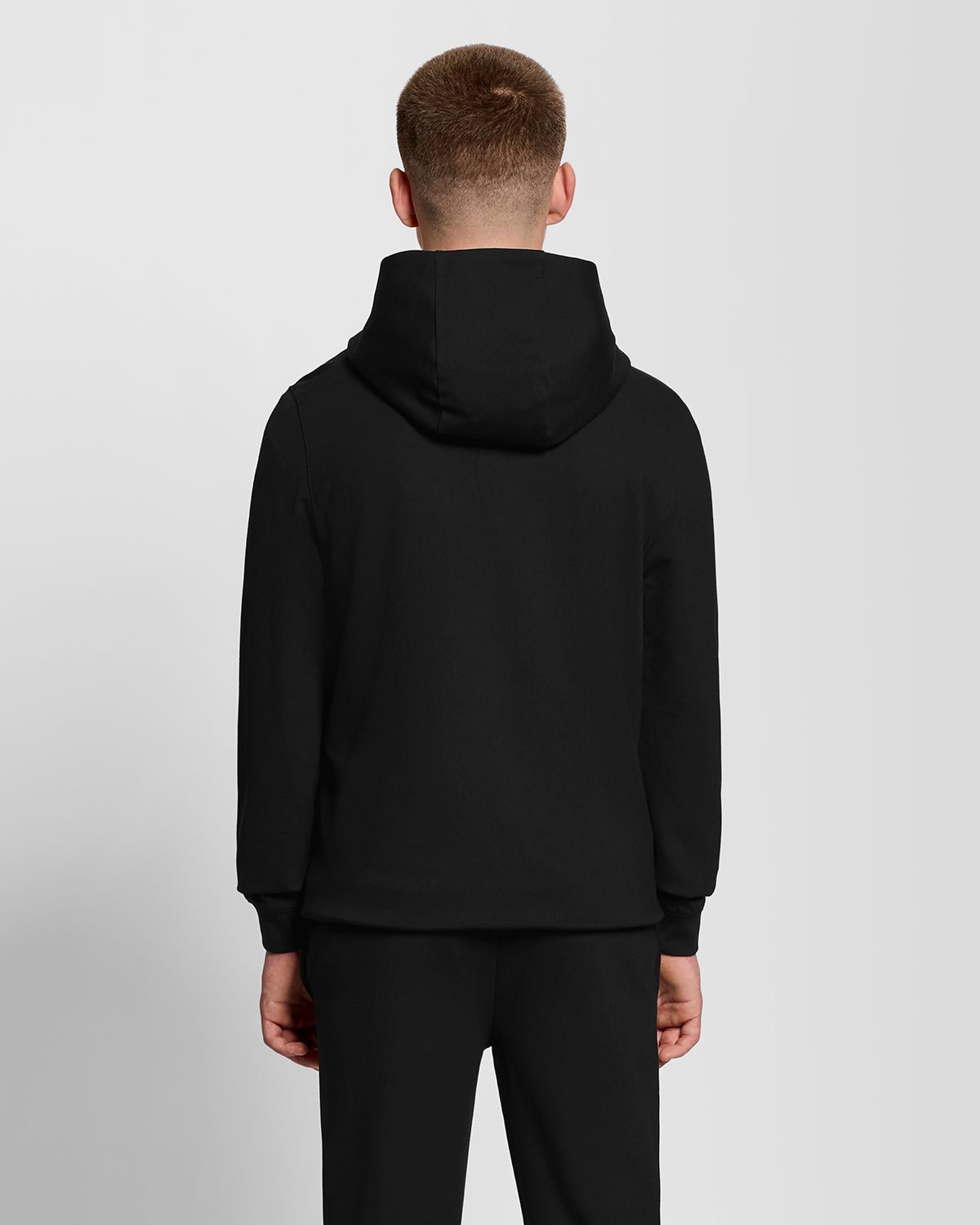 Homme portant un sweat à capuche en molleton Sports Brushback, couleur noir de jais