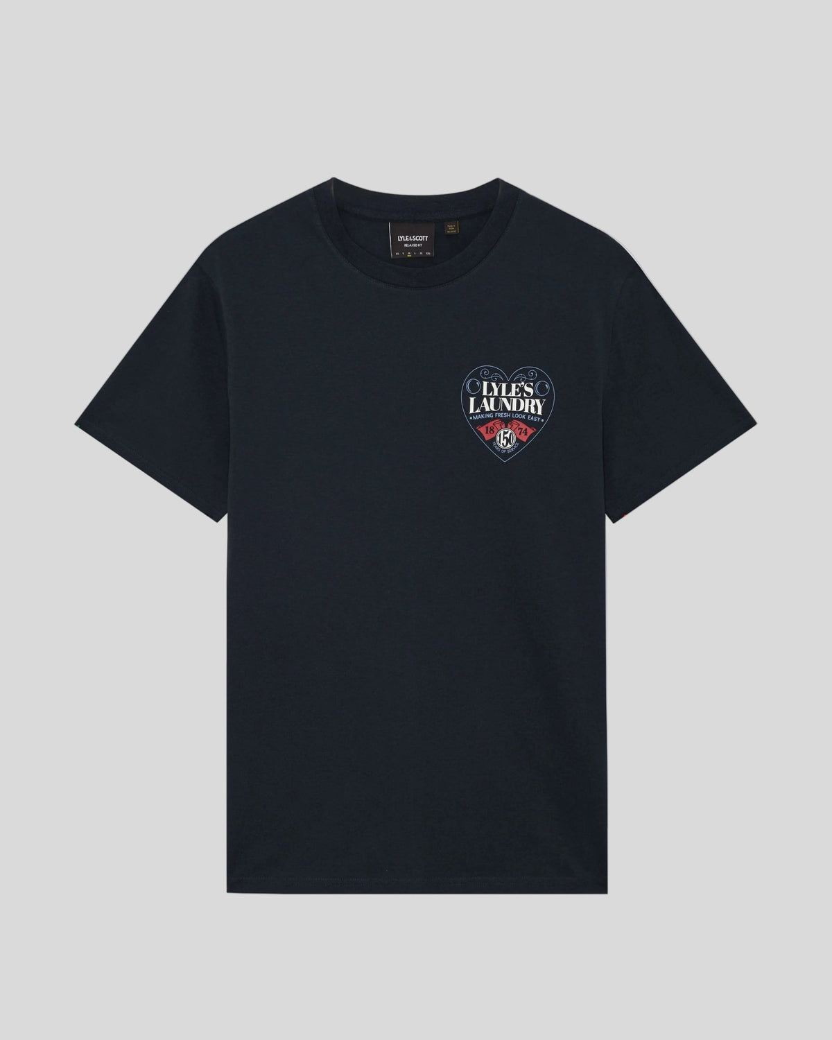 Homme portant un t-shirt à motif sur la poitrine, bleu marine foncé