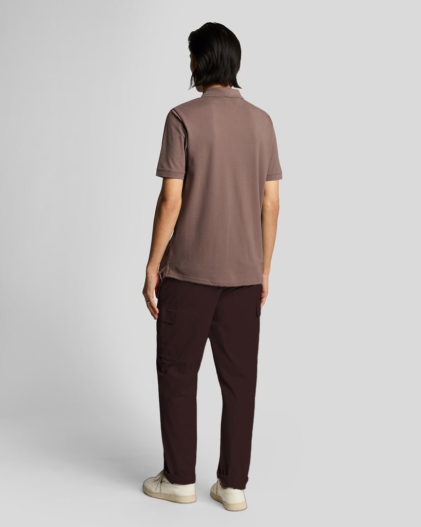 Uomo con pantaloni con tasche cargo in nero jet