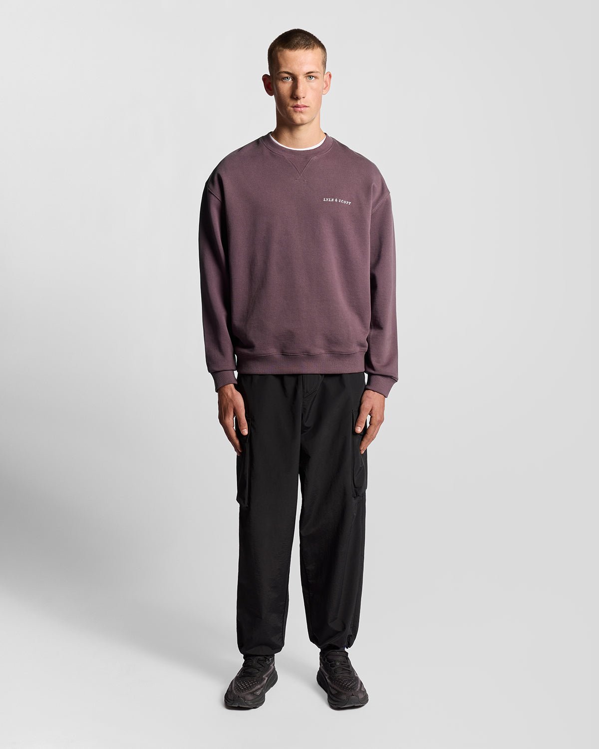 Homme portant un sweat-shirt en molleton Script Brushback, couleur marron foncé