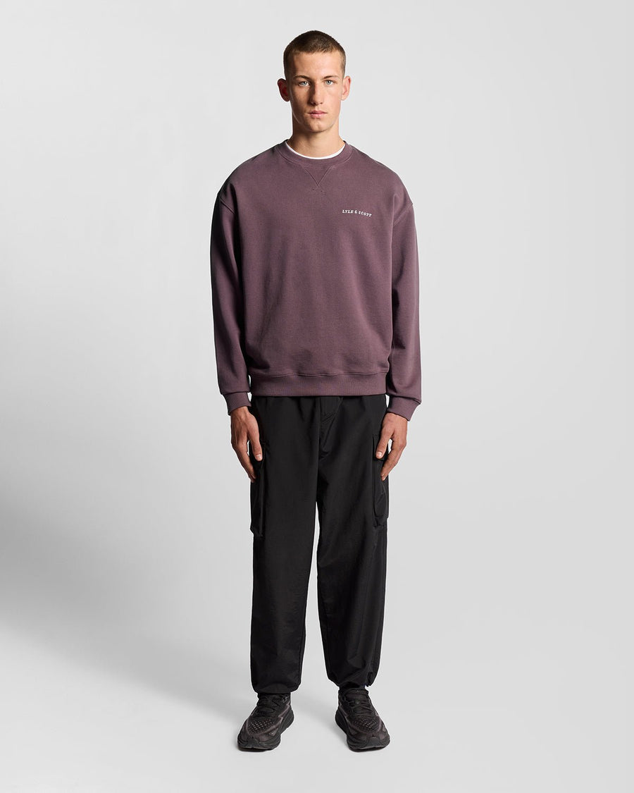 Homme portant un sweat-shirt en molleton Script Brushback, couleur marron foncé