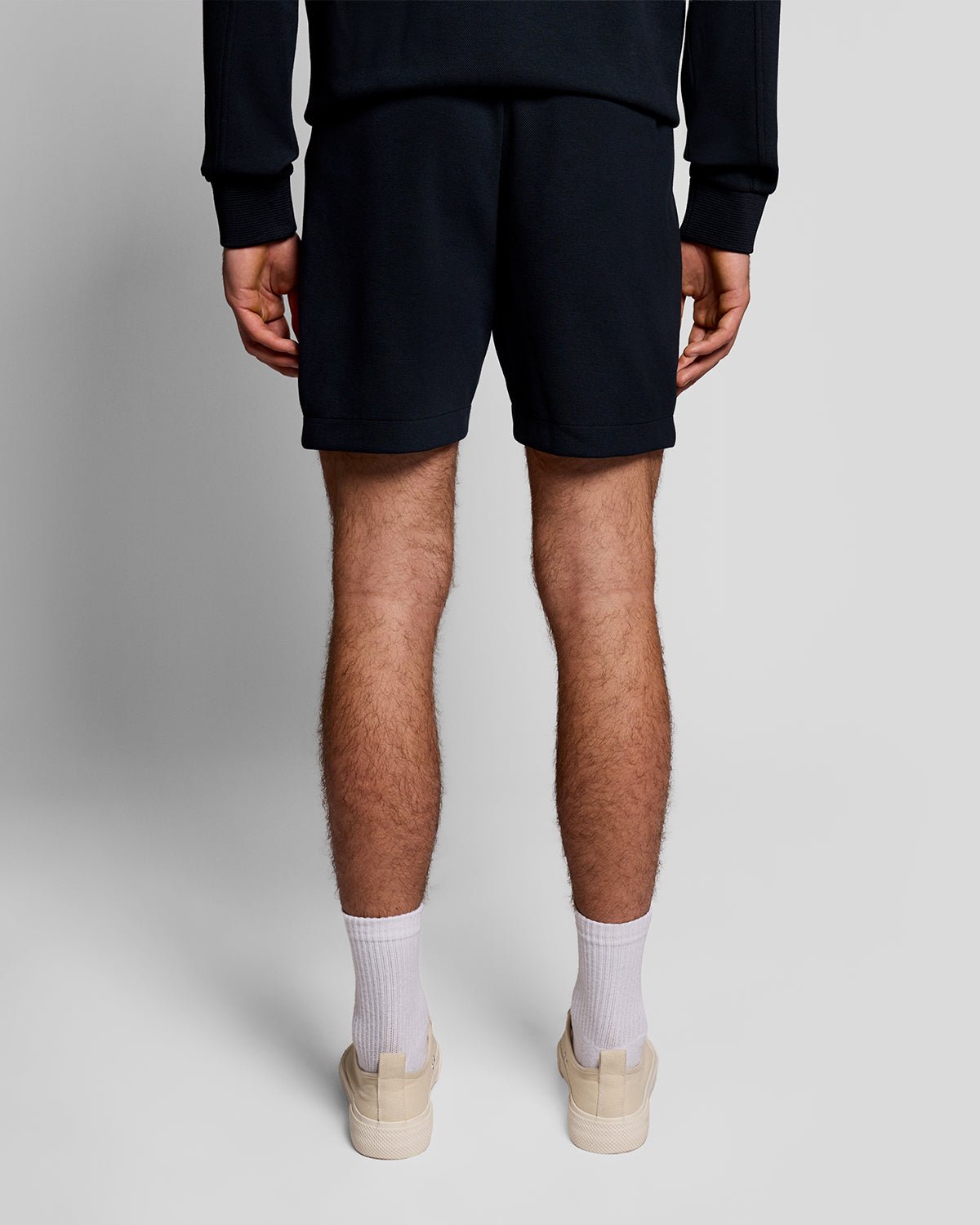 Homme portant un short de survêtement en coton mélangé, bleu marine foncé
