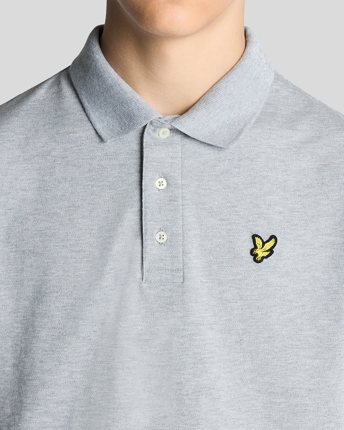 Homme portant un polo en coton gris clair chiné