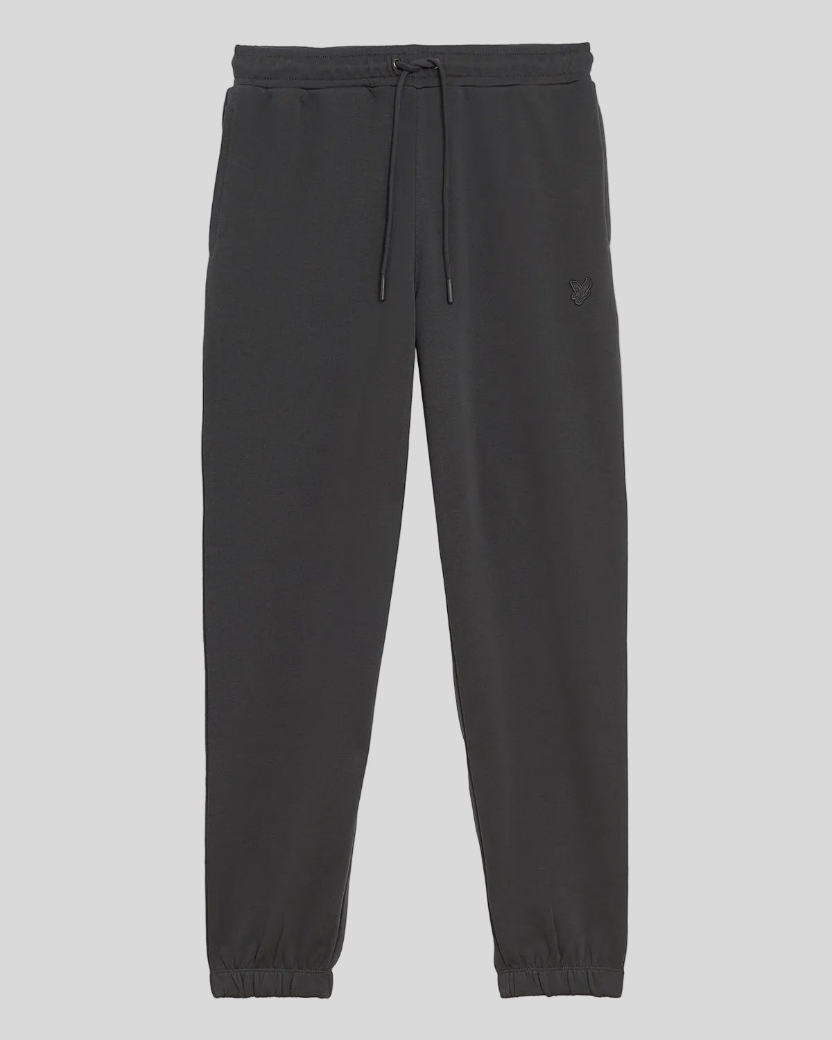 Un homme porte un pantalon de jogging slim en coton ultra-fin, couleur gris métallisé