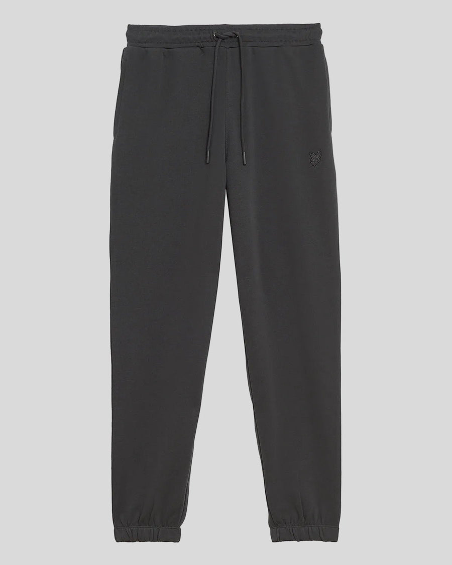 Un homme porte un pantalon de jogging slim en coton ultra-fin, couleur gris métallisé