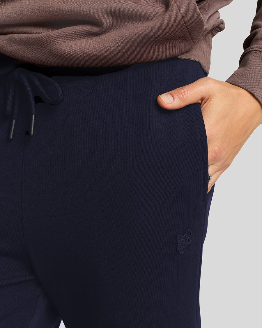 Homme portant un pantalon de jogging slim en coton ultra-fin bleu marine foncé