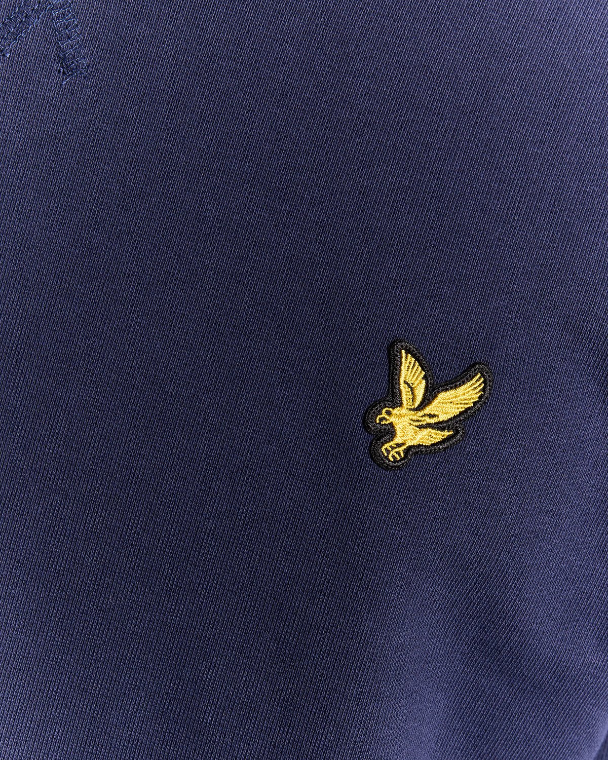 Man draagt een katoenen sweatshirt met ronde hals in marineblauw
