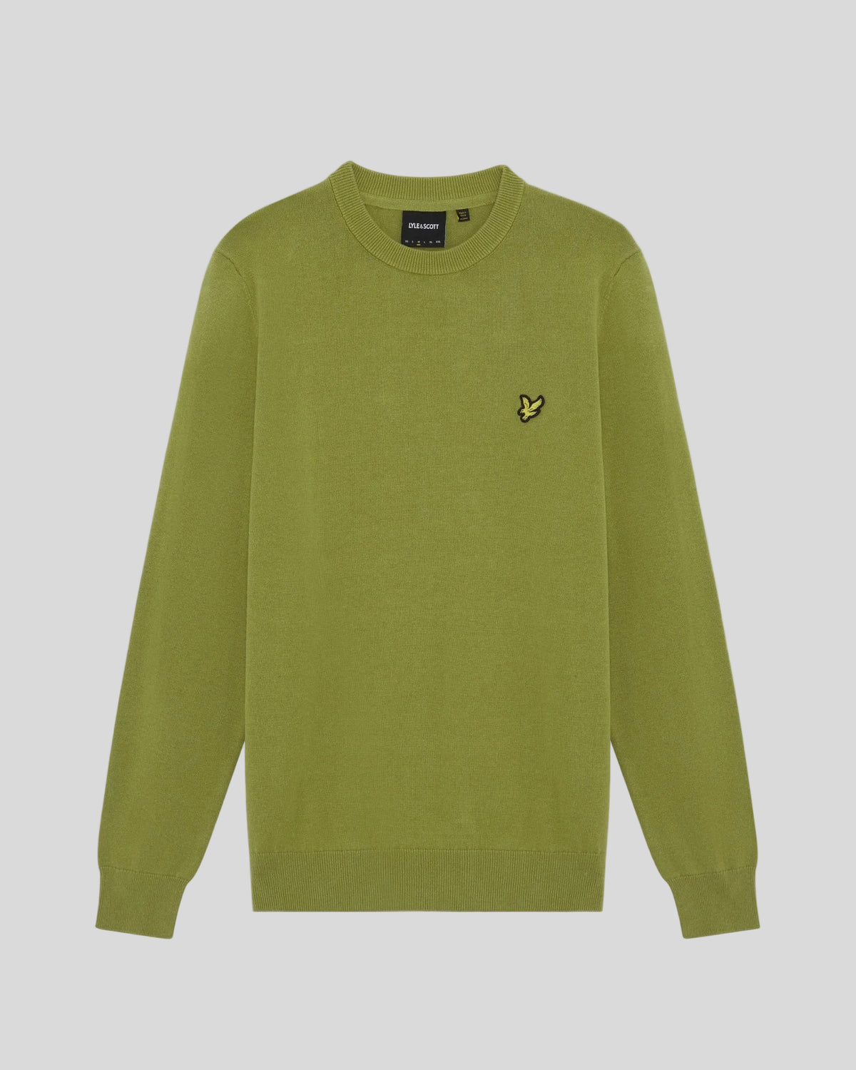 Homme portant un pull à col rond en coton vert buisson