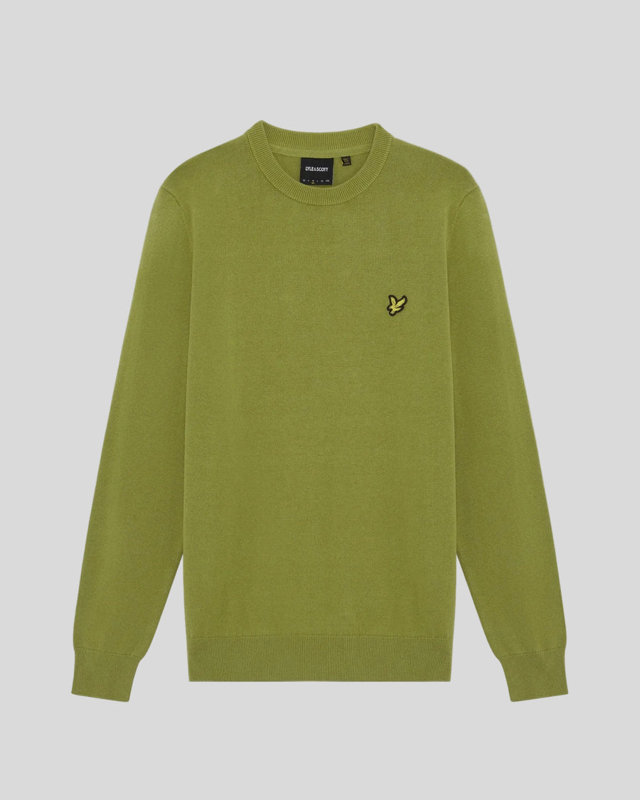 Homme portant un pull à col rond en coton vert buisson