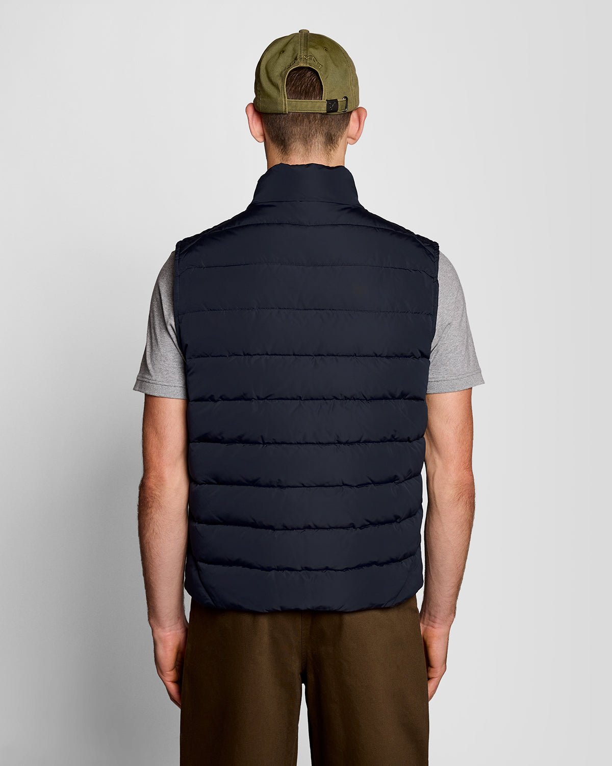 Un homme porte un gilet matelassé bleu marine foncé