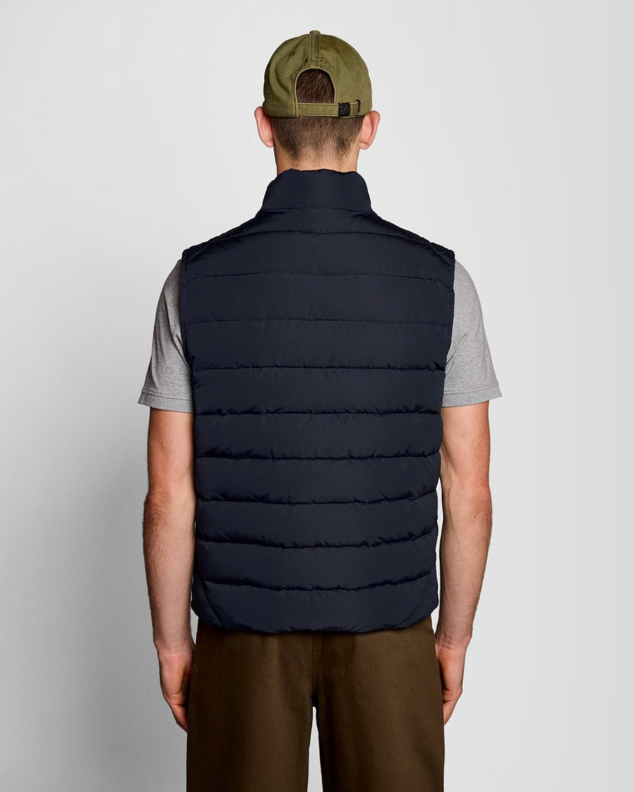 Un homme porte un gilet matelassé bleu marine foncé