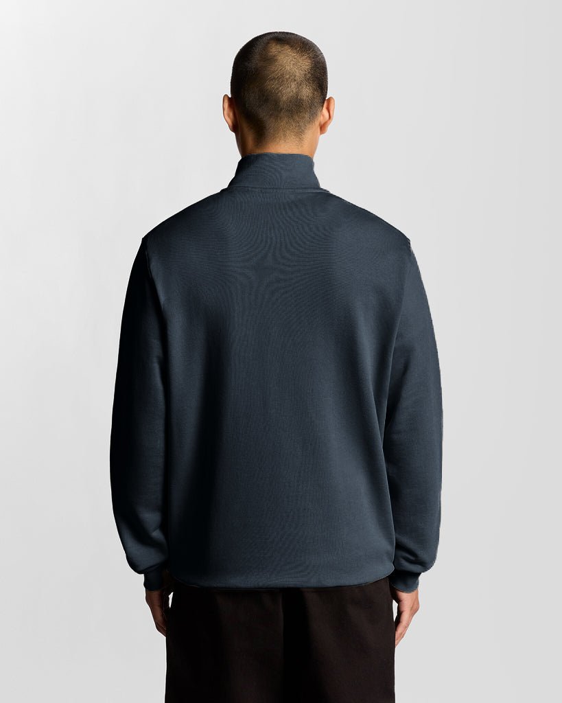 Homme portant un sweat-shirt en coton Everyday à col zippé 1/4, couleur Carbon