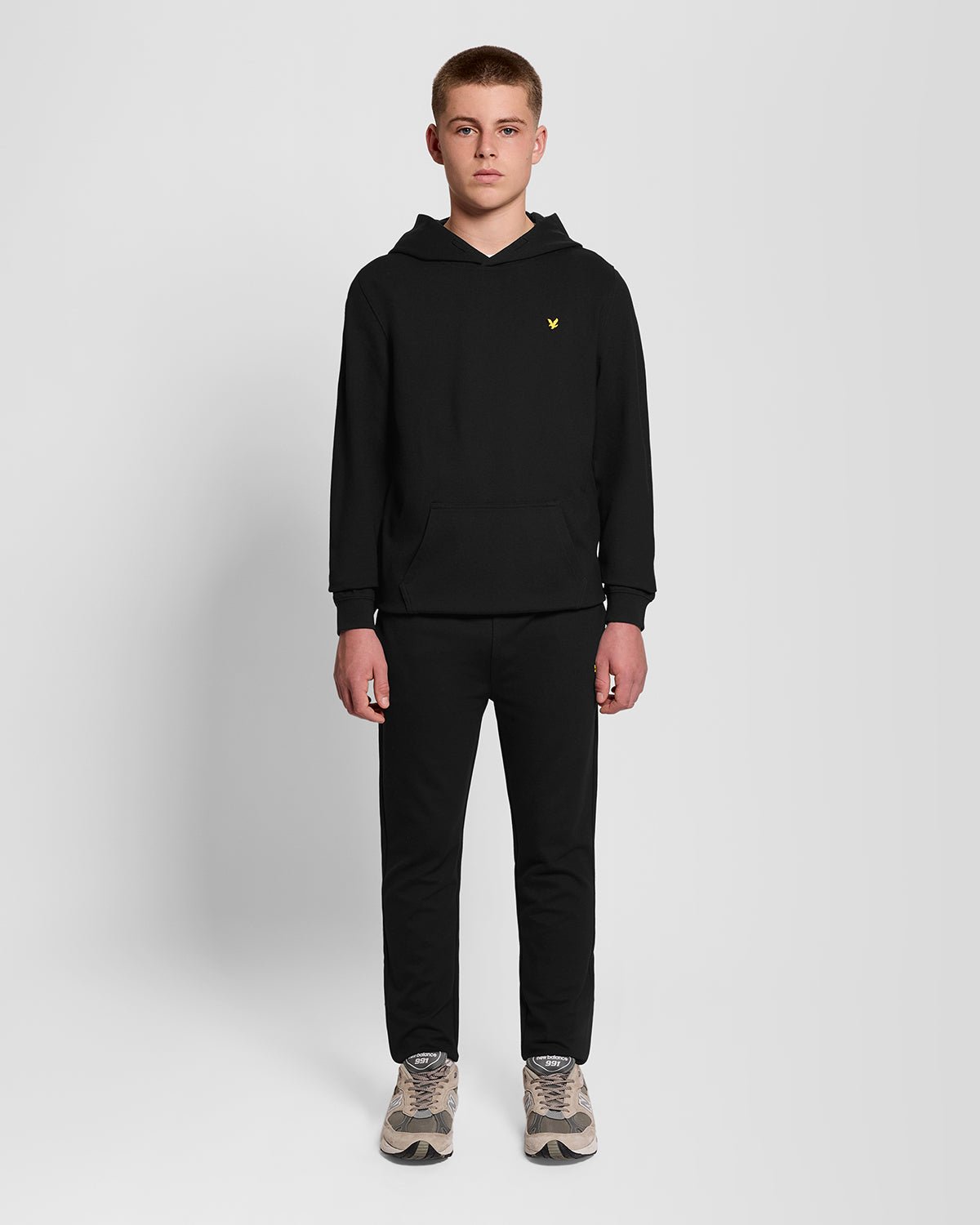 Homme portant un sweat à capuche en molleton Sports Brushback, couleur noir de jais