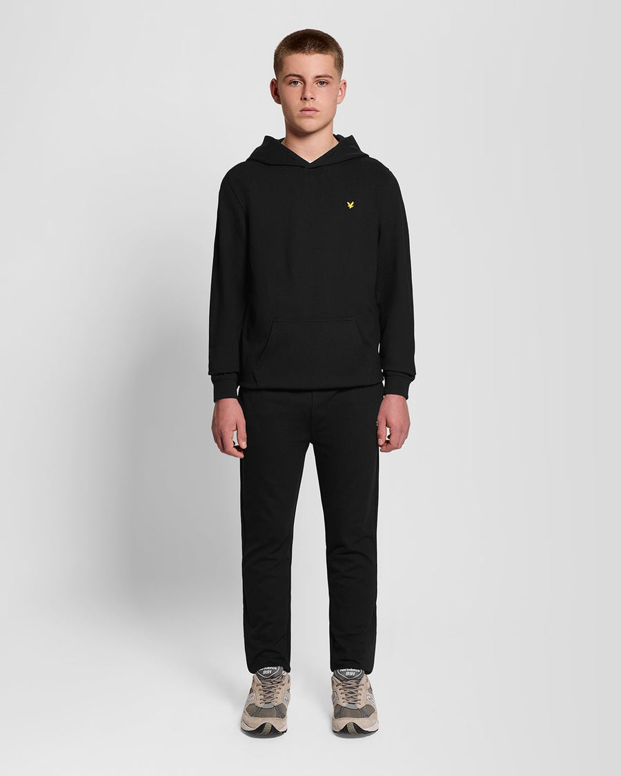 Homme portant un sweat à capuche en molleton Sports Brushback, couleur noir de jais