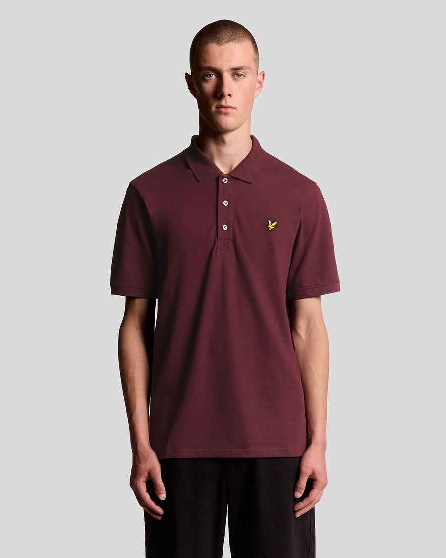 Un homme porte un polo en coton bordeaux