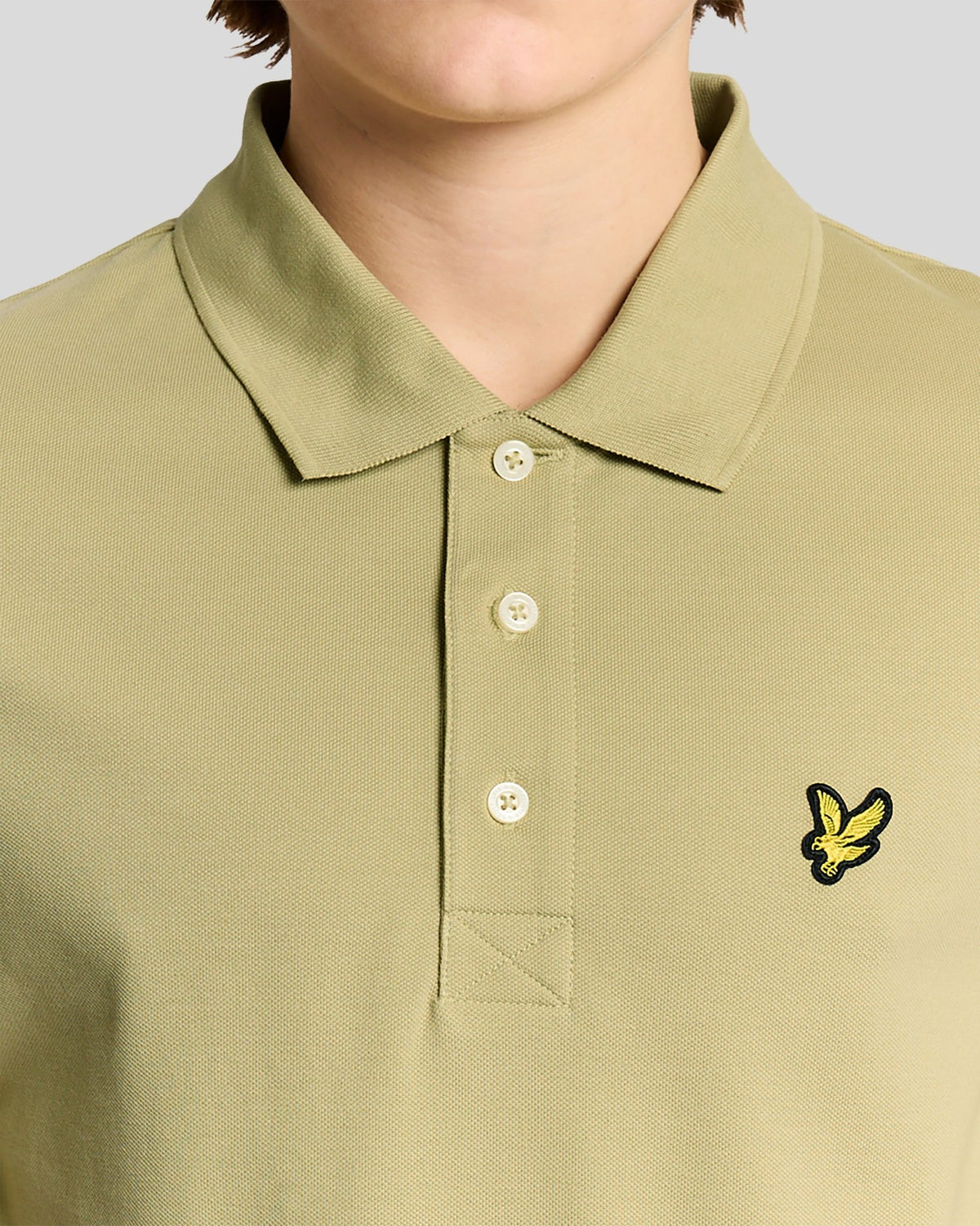 Homme portant un polo en coton vert herbe