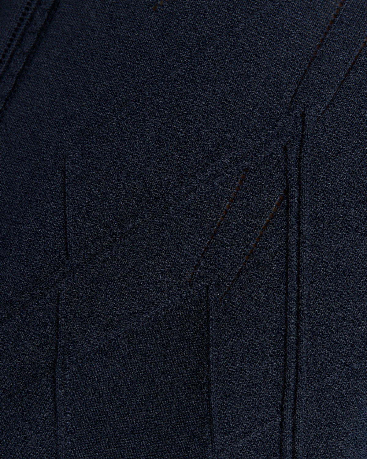 Homme portant un polo en maille à motif argyle et col ouvert, bleu marine foncé