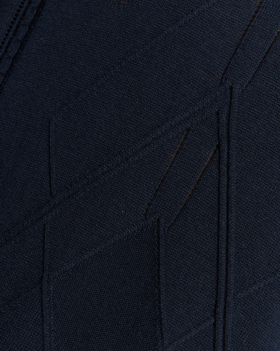 Homme portant un polo en maille à motif argyle et col ouvert, bleu marine foncé