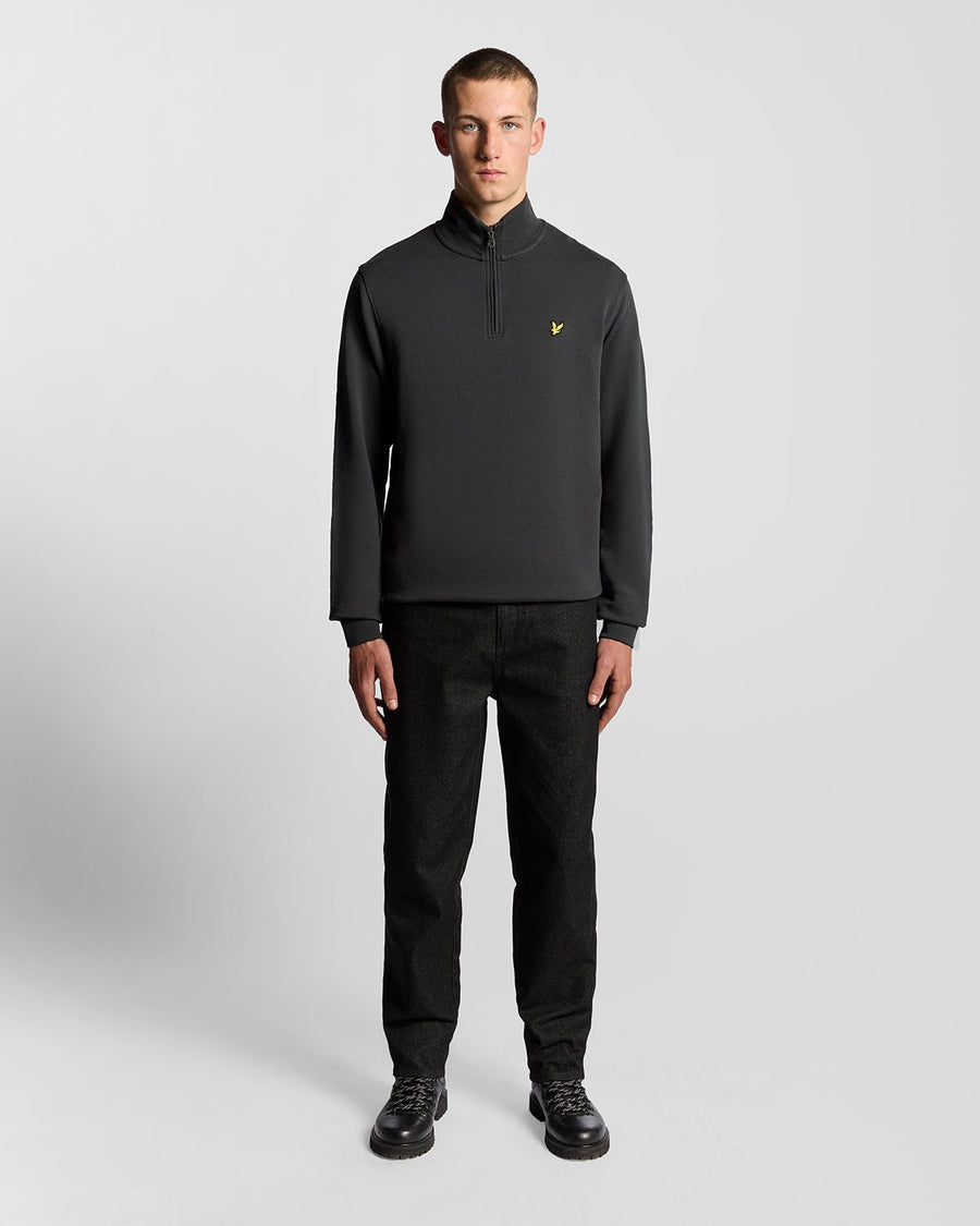 Homme portant un sweat-shirt à fermeture éclair 1/4 en coton bouclé, couleur gris métallisé