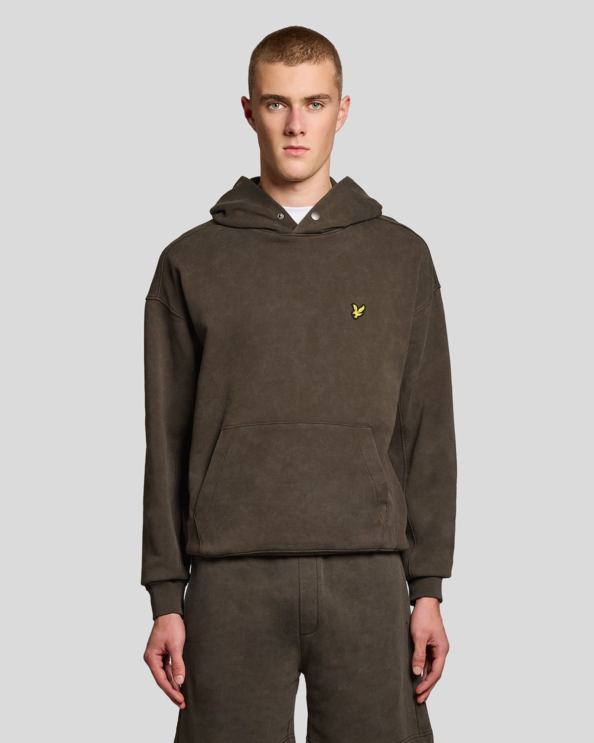 Homme portant un sweat à capuche en coton épais, couleur noir mat