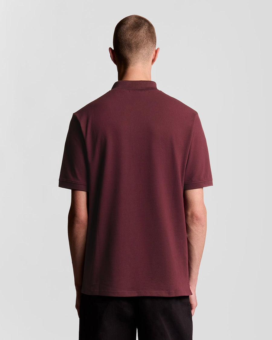 Un homme porte un polo en coton bordeaux