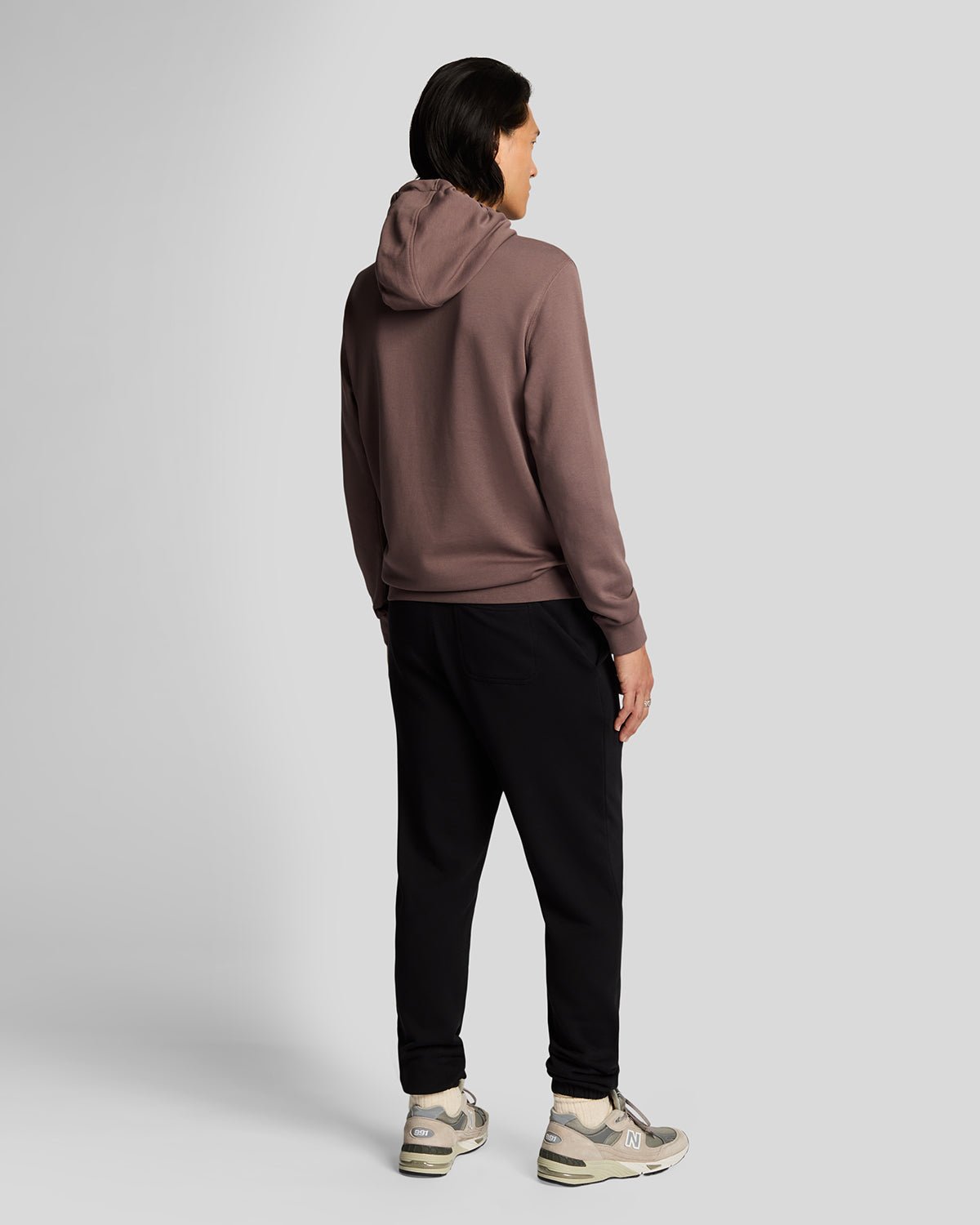 Homme portant un pantalon de jogging slim en coton ultra-fin, couleur noir de jais