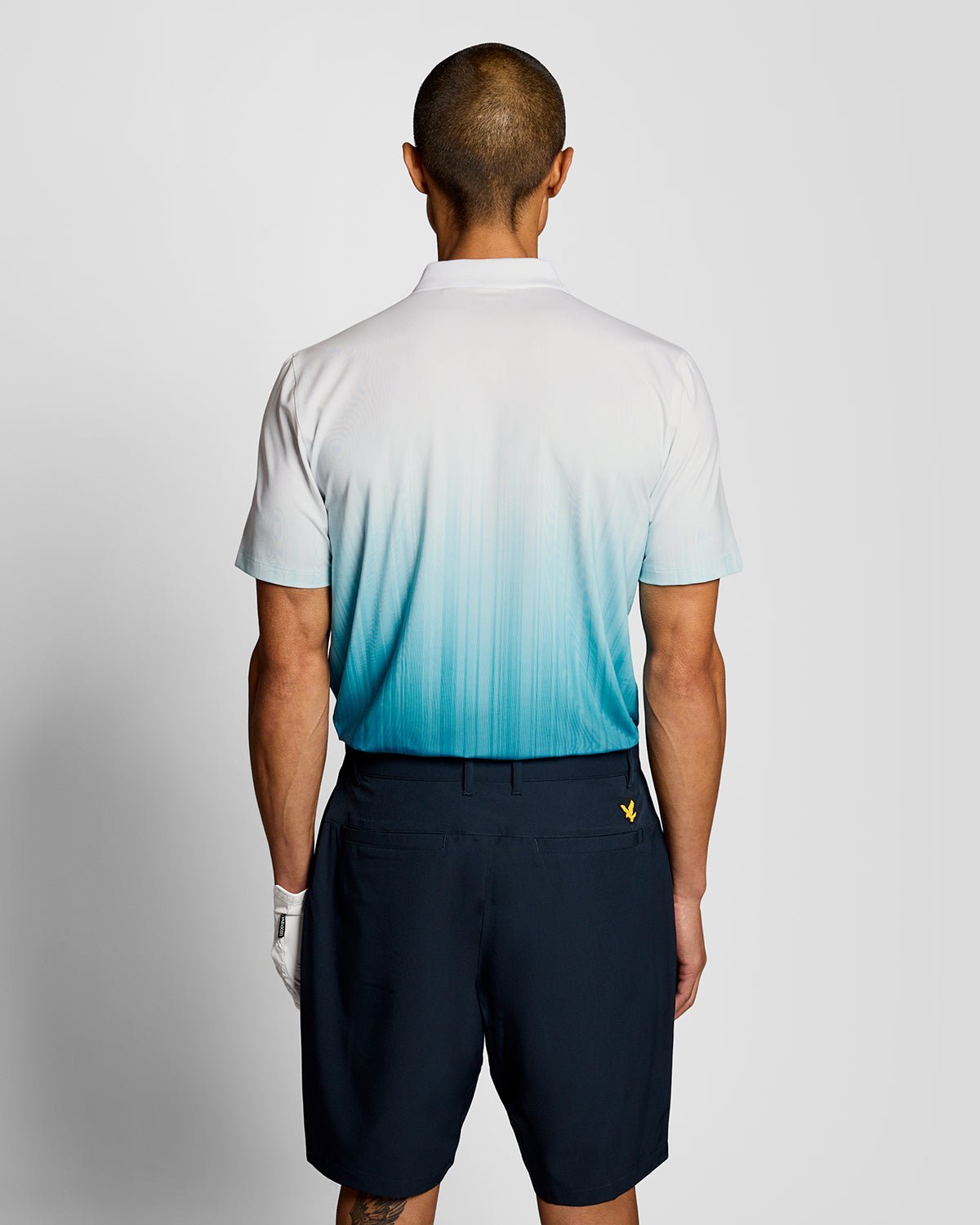 Un homme porte un polo dégradé bleu aigue-marine